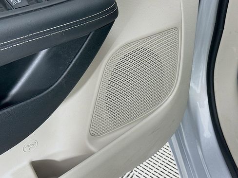 Certified 2024 Chrysler Pacifica Touring-L image 28