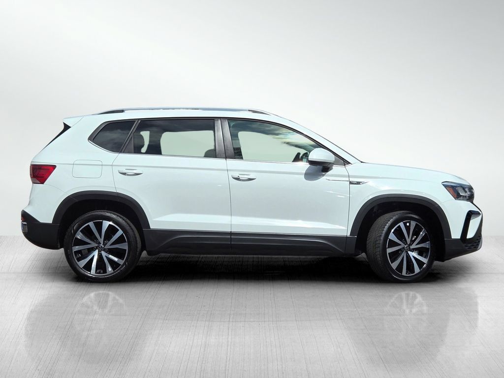 Used 2024 Volkswagen Taos SE FWD image 4