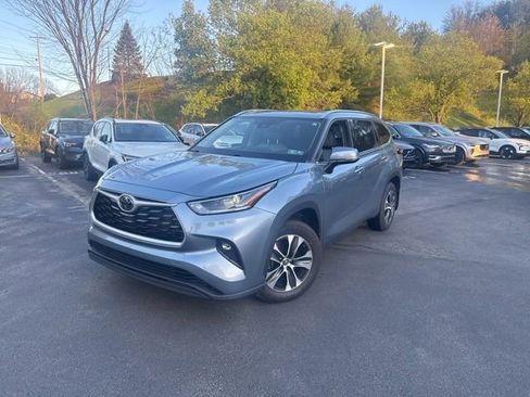 Used 2021 Toyota Highlander XLE AWD/4WD image 1