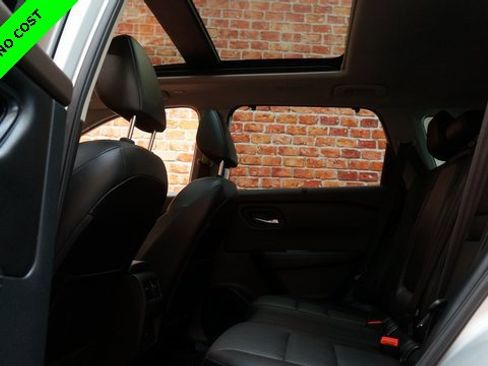 Used 2022 Nissan Rogue SV w/ SV Premium Package image 31