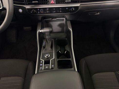 Used 2025 Kia Sorento LX image 17