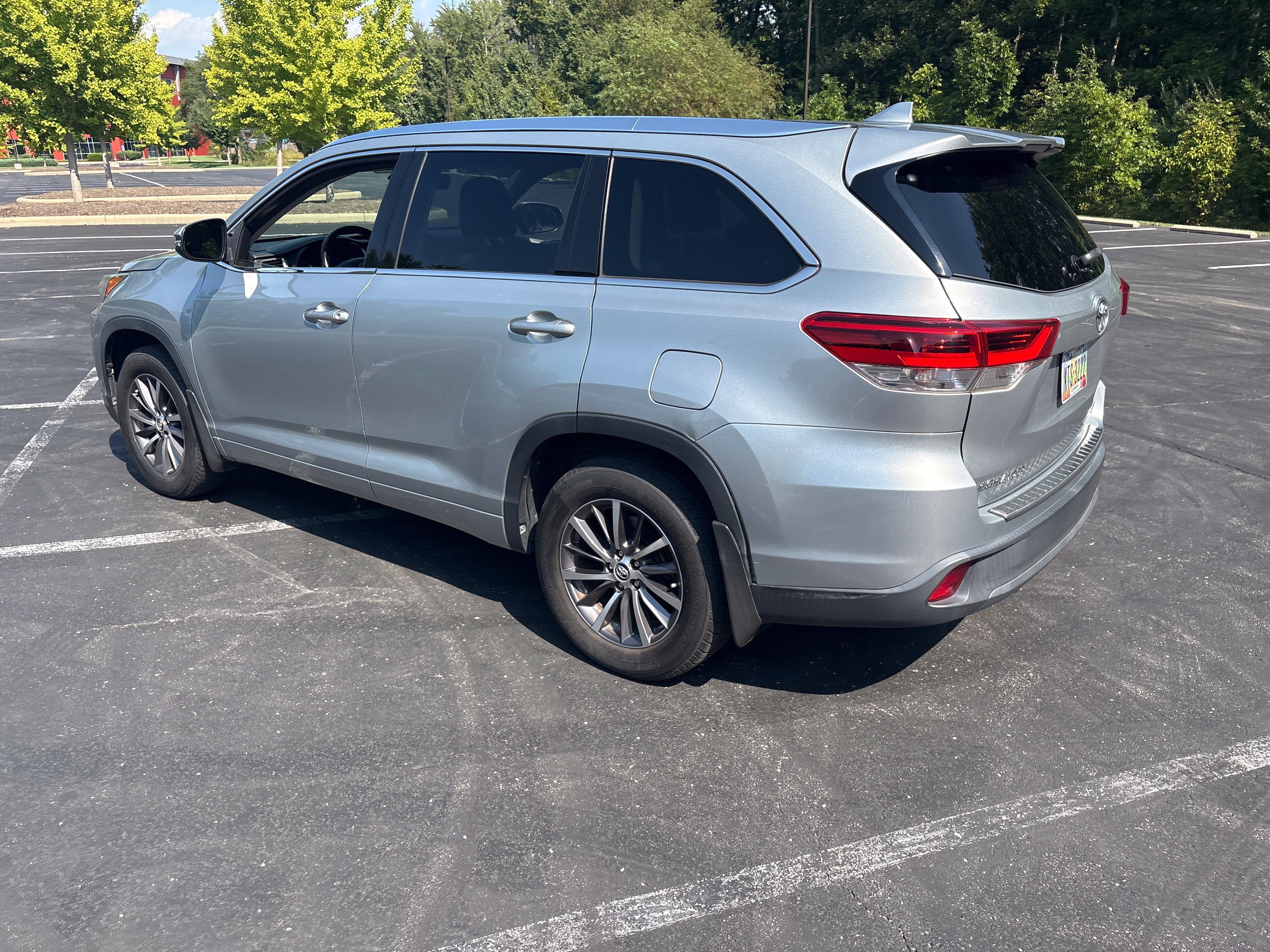 Used 2017 Toyota Highlander XLE AWD/4WD image 11