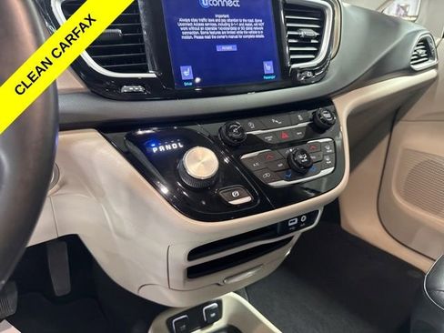 Used 2017 Chrysler Pacifica Touring-L w/ Tire & Wheel Group FWD image 20