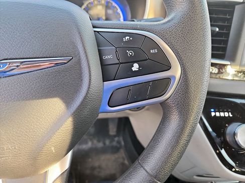 Used 2018 Chrysler Pacifica Touring Plus w/ Tire & Wheel Group FWD image 14