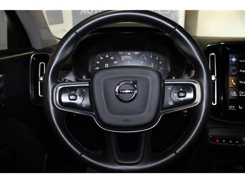Used 2022 Volvo XC40 T5 Momentum image 26