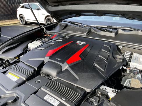 Used 2020 Audi RS Q8 w/ Carbon Optic Package image 33