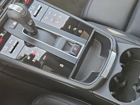 Certified 2026 Porsche Macan image 20