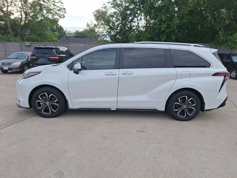 Used 2025 Toyota Sienna Platinum AWD/4WD image 3