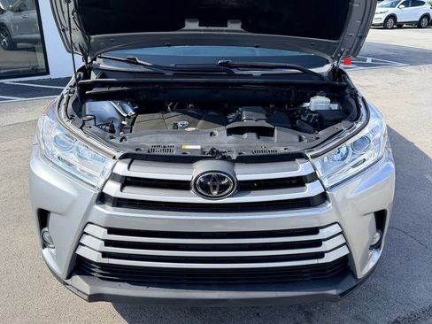 Used 2019 Toyota Highlander Plus FWD image 11