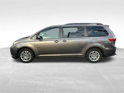 Used 2017 Toyota Sienna XLE image 5