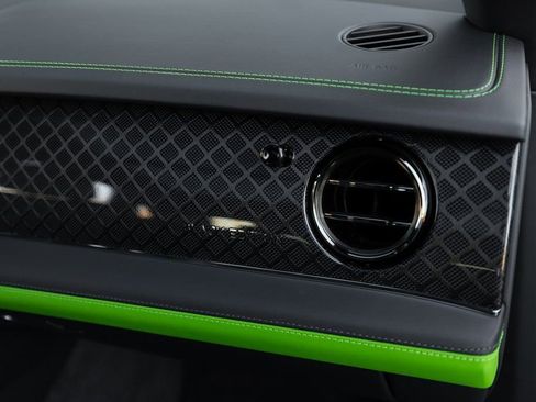 Used 2025 Bentley Bentayga image 31