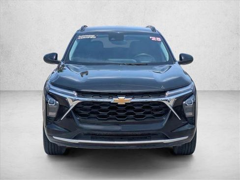 Used 2025 Chevrolet Trax LT w/ LT Convenience Package FWD image 2