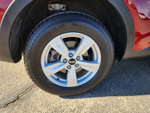 Used 2021 Kia Sorento LX image 11