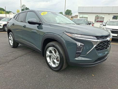 Used 2025 Chevrolet Trax LS w/ LS Convenience Package FWD image 7