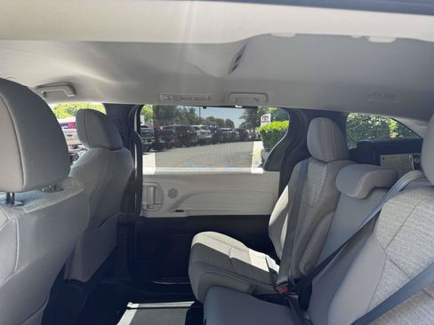 Used 2025 Toyota Sienna LE FWD image 12