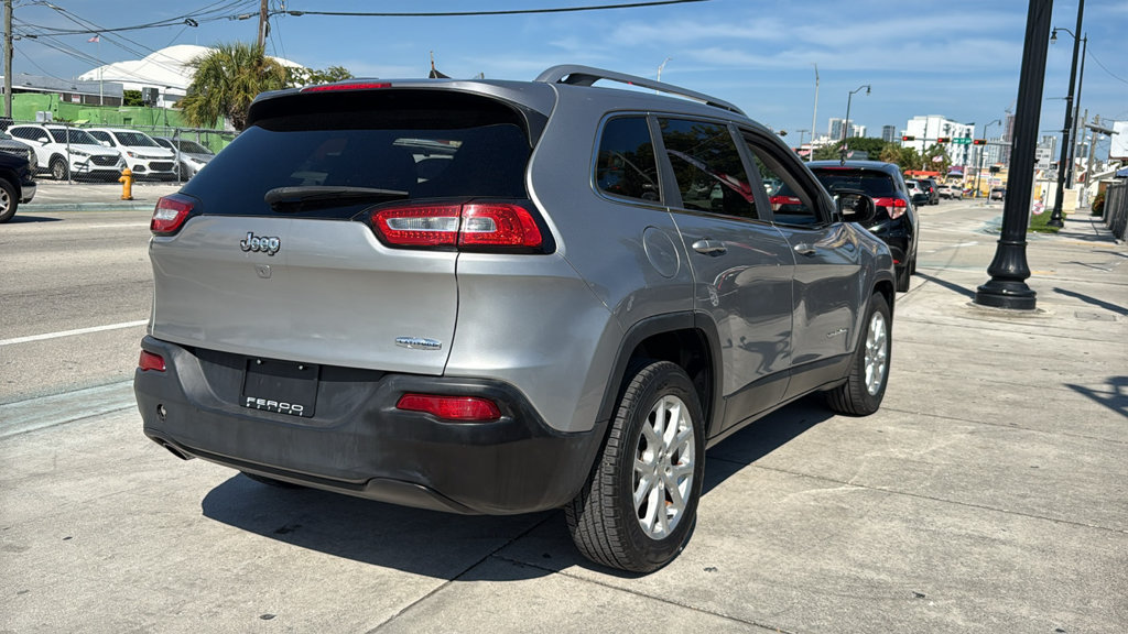Used 2017 Jeep Cherokee Latitude w/ Comfort & Sound Group FWD image 14