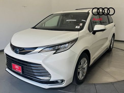 Used 2021 Toyota Sienna Limited FWD image 3