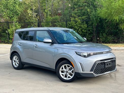Used 2025 Kia Soul LX w/ LX Technology Package FWD image 1