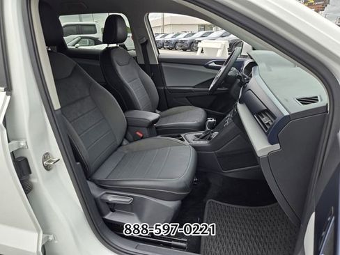 Used 2022 Volkswagen Taos SE w/ Driver Assistance Package FWD image 19