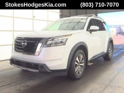 Used 2025 Nissan Pathfinder SL AWD/4WD image 1