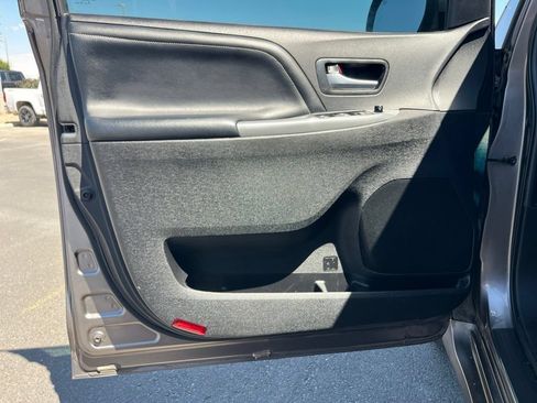 Used 2016 Toyota Sienna SE Premium FWD image 5