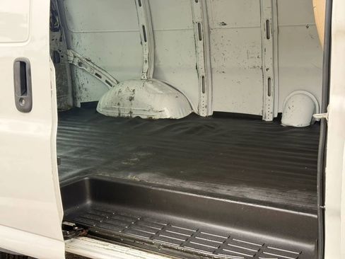 Used 2015 Chevrolet Express 2500 RWD image 15