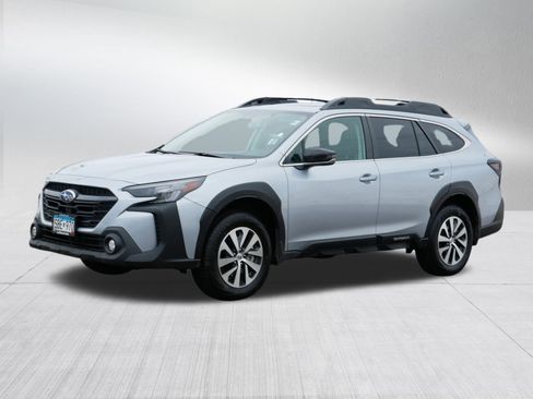 Used 2025 Subaru Outback Premium image 3