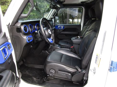 Used 2020 Jeep Gladiator Overland w/ Cold Weather Group image 18