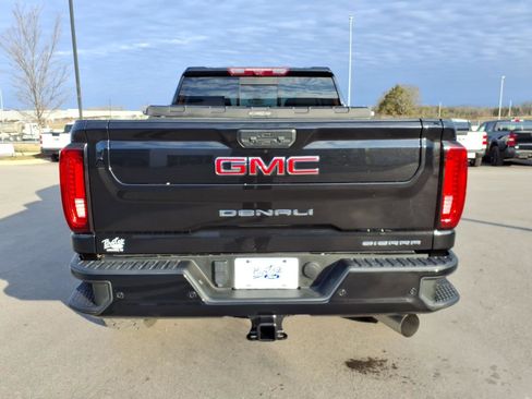 Used 2022 GMC Sierra 3500 Denali w/ Denali Black Diamond Edition image 4
