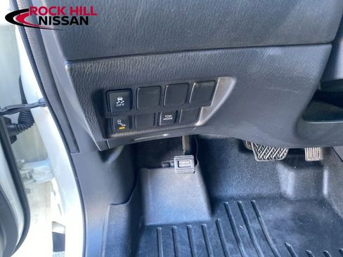 Used 2020 Nissan Pathfinder SV image 16