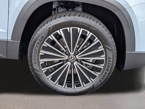 New 2026 Volkswagen Taos SE FWD image 11