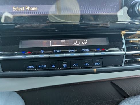 Used 2024 Toyota Sienna LE image 24