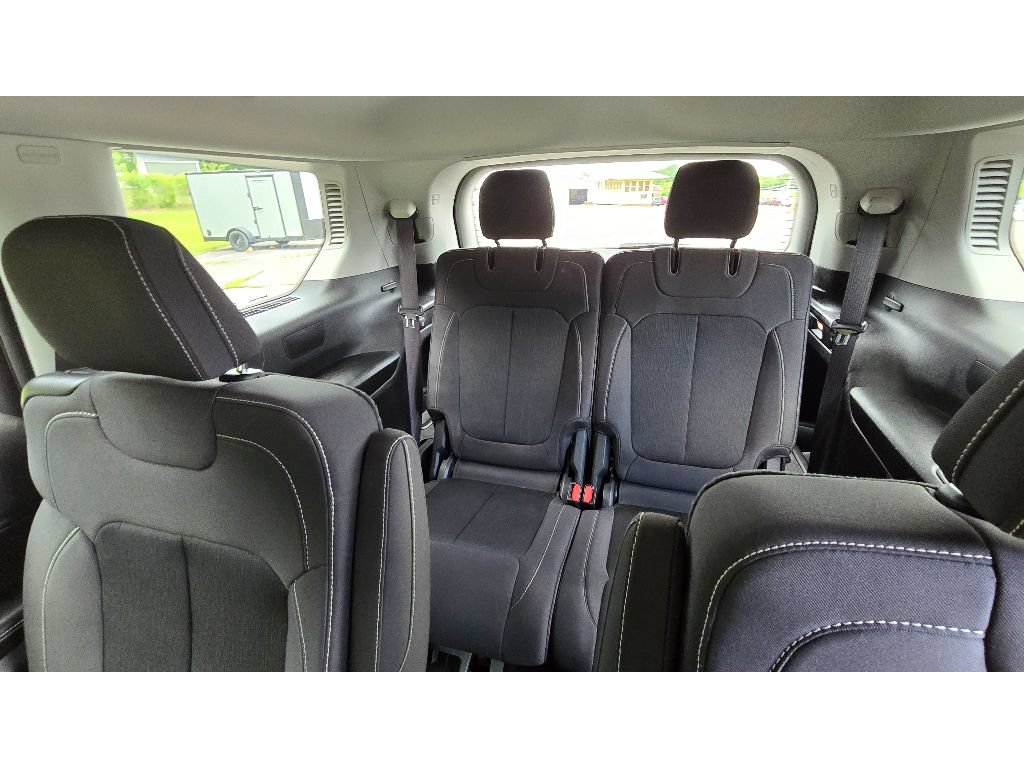 Used 2023 Jeep Grand Cherokee L Laredo AWD/4WD image 19
