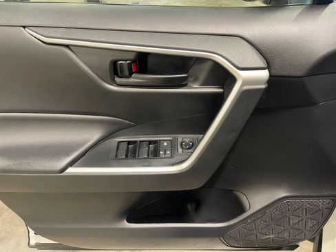 Used 2022 Toyota RAV4 LE AWD/4WD image 12