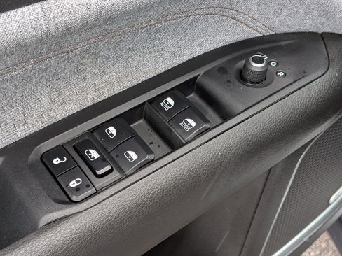 Used 2024 Jeep Compass Latitude w/ Sun and Sound Group AWD/4WD image 13