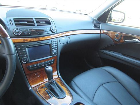 Used 2009 Mercedes-Benz E 350 4MATIC Sedan image 12