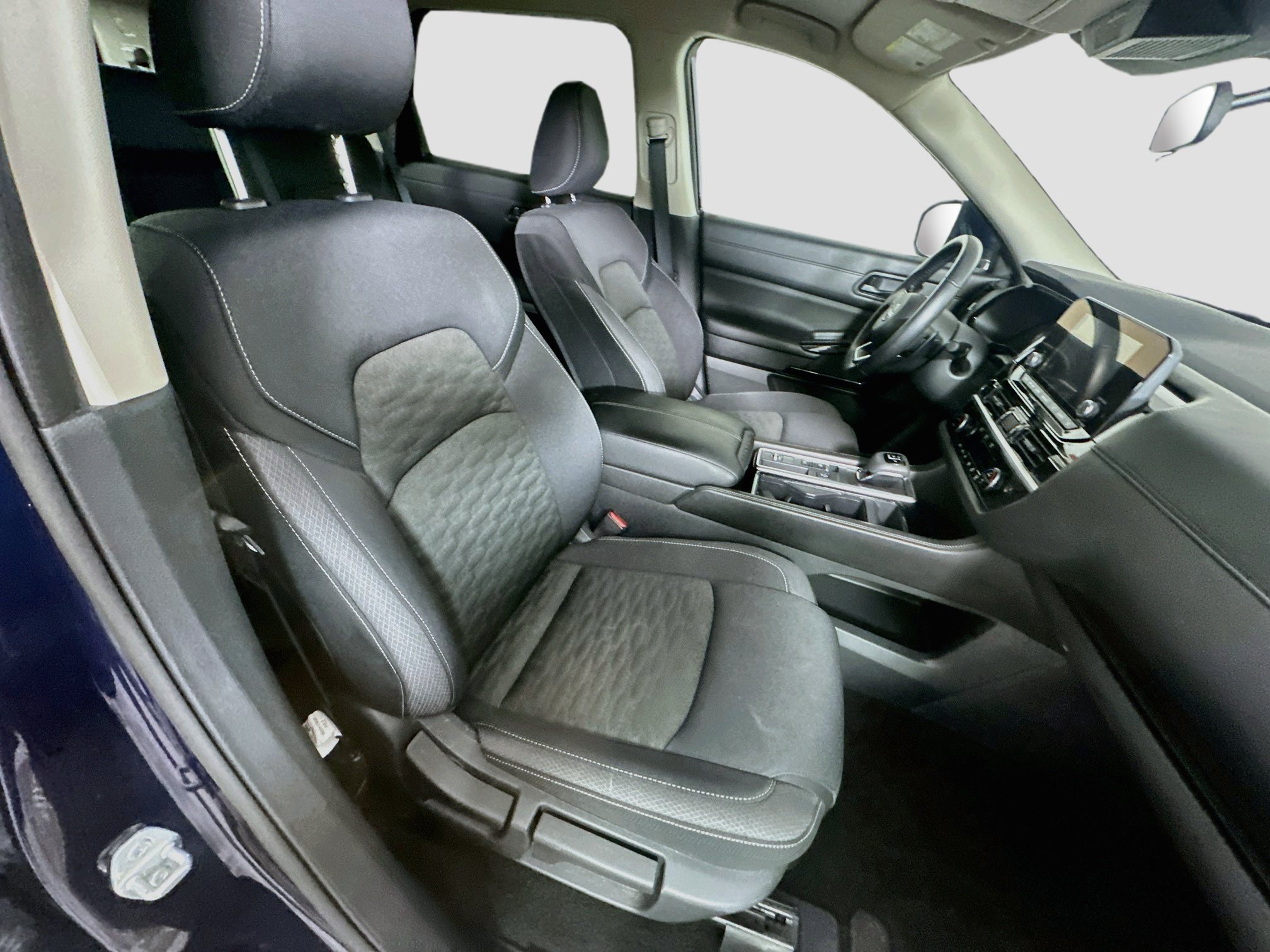 Used 2025 Nissan Pathfinder SV FWD image 32