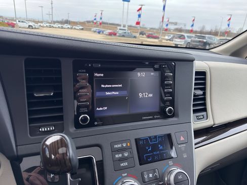 Used 2020 Toyota Sienna XLE image 21