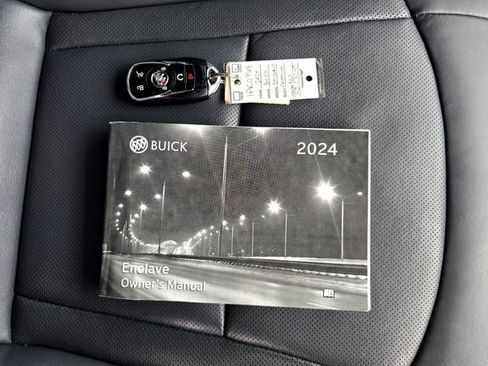 Used 2024 Buick Enclave Premium image 39