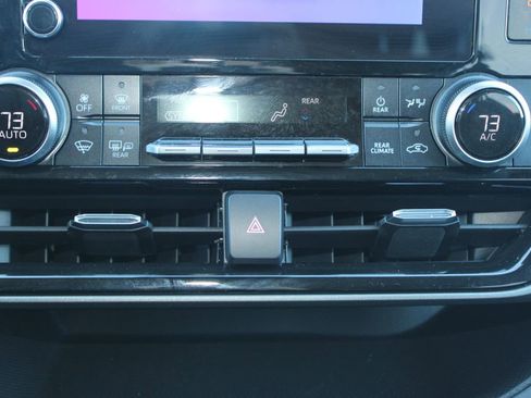 Used 2024 Toyota Highlander LE AWD/4WD image 45