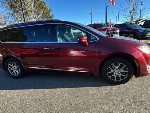Used 2020 Chrysler Pacifica Touring-L image 7