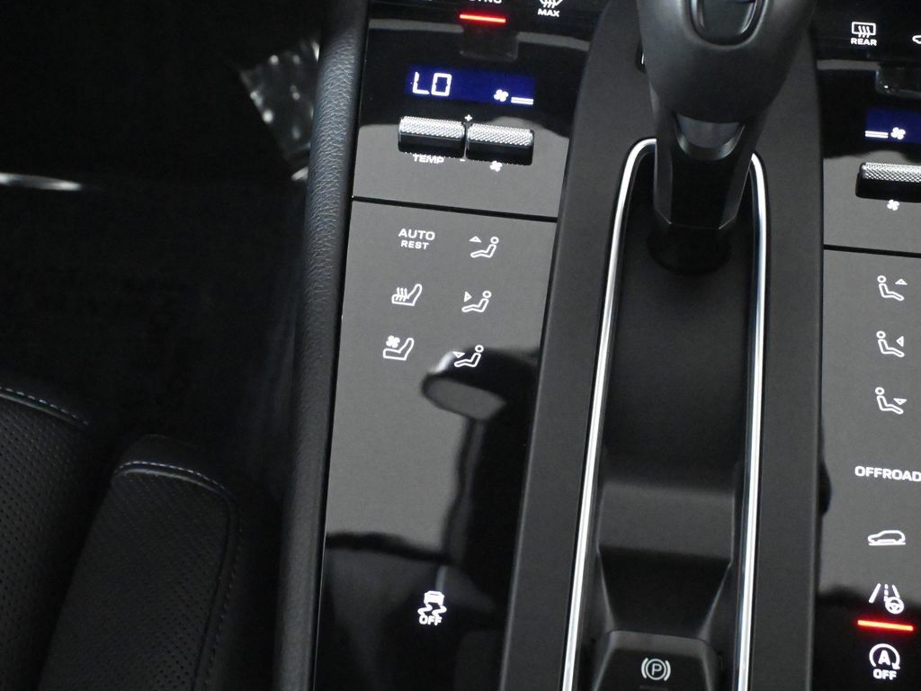 Used 2026 Porsche Macan AWD/4WD image 24