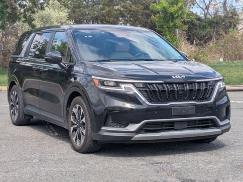 Used 2024 Kia Carnival EX image 3