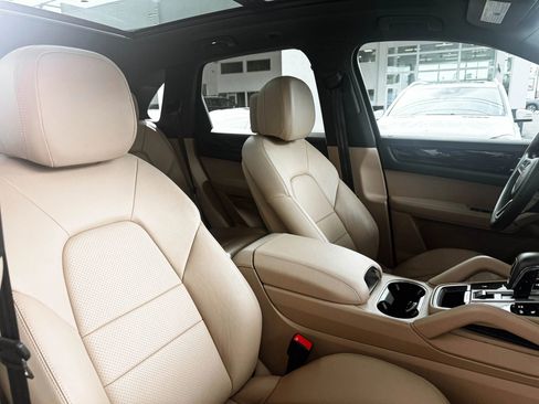Used 2020 Porsche Cayenne image 29