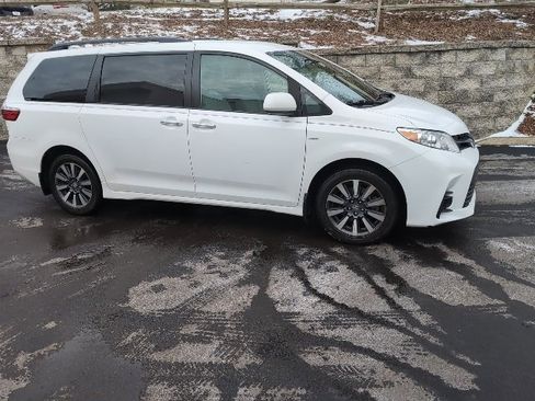 Used 2019 Toyota Sienna LE image 1