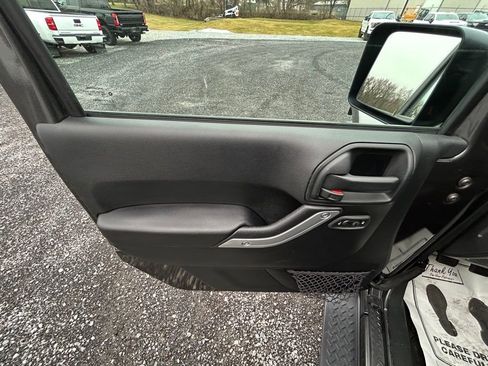 Used 2017 Jeep Wrangler Unlimited Sahara w/ Connectivity Group image 8