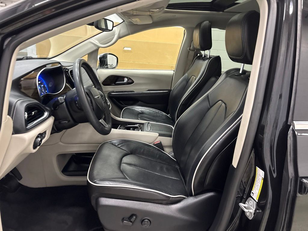 Used 2022 Chrysler Pacifica Limited AWD/4WD image 16