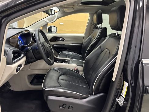 Used 2022 Chrysler Pacifica Limited AWD/4WD image 16