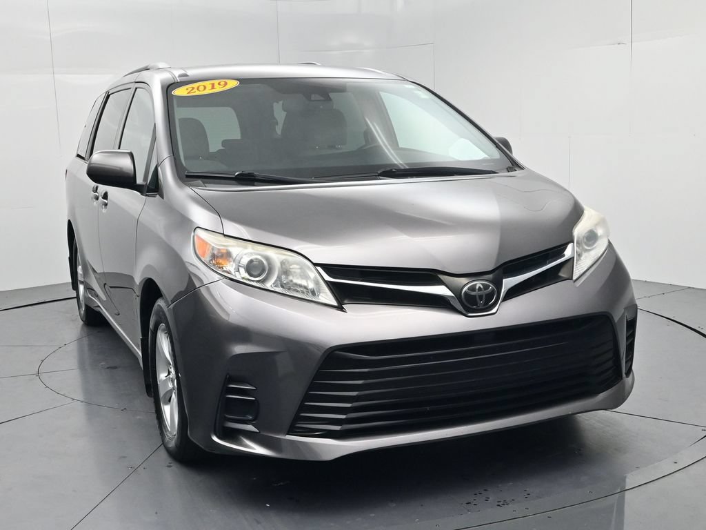 Used 2019 Toyota Sienna LE w/ Carpet Mat Package FWD image 2