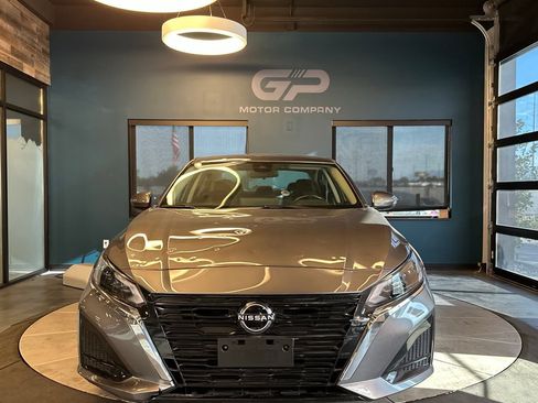 Used 2024 Nissan Altima 2.5 SV w/ SV Premium Package AWD/4WD image 8